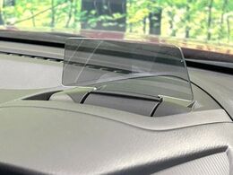 【ヘッドアップディスプレイ】現在の速度や走行情報をデジタル表示で運転席前方のガラスに投影！運転中、目線をずらさず必要な情報を確認できるのでとっても便利で安心！