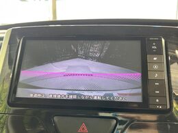 【バックカメラ】駐車時に後方がリアルタイム映像で確認できます。大型商業施設や立体駐車場での駐車時や、夜間のバック時に大活躍！運転スキルに関わらず、今や必須となった装備のひとつです！