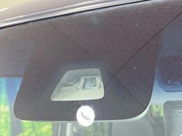 【スマートアシスト】走行中に前方の車両等を認識し、衝突しそうな時は警報とブレーキで衝突回避と被害軽減をアシスト。より安全にドライブをお楽しみいただけます。