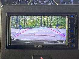 【バックカメラ】駐車時に後方がリアルタイム映像で確認できます。大型商業施設や立体駐車場での駐車時や、夜間のバック時に大活躍！運転スキルに関わらず、今や必須となった装備のひとつです！