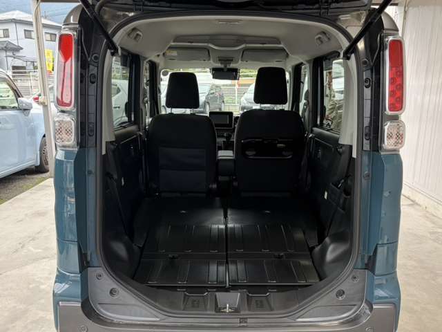 後席を倒せば広いラゲッジルームの完成です！