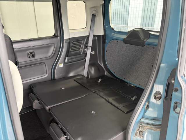 後席を倒せば広いラゲッジルームの完成です！