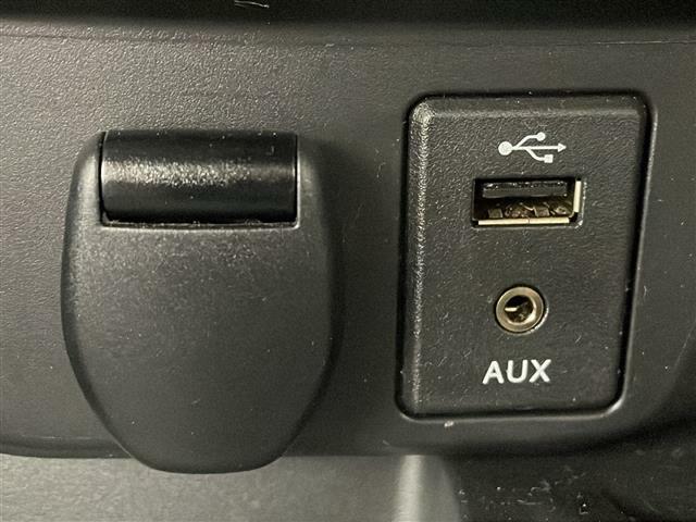 【　USB端子　】USB接続もついていますので携帯などの電子機器の充電にも使えて便利です♪