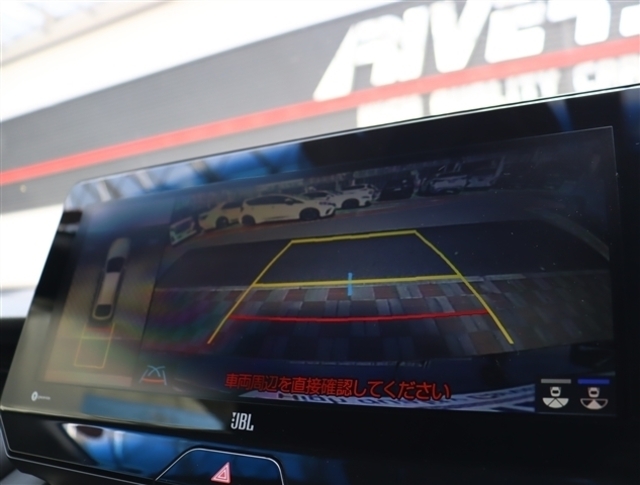 お車選びをお楽しみ頂けるよう、在庫車の展示スペースを十分に確保しております。