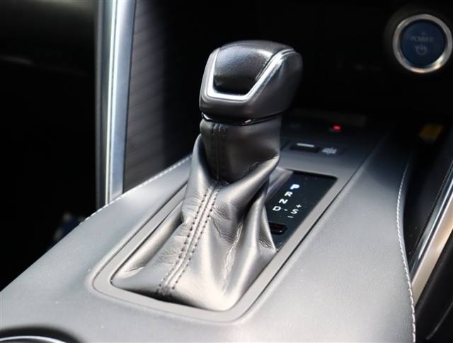 『1台』のお車に対して、3名体制で日々議論を重ね仕入れを行っております。