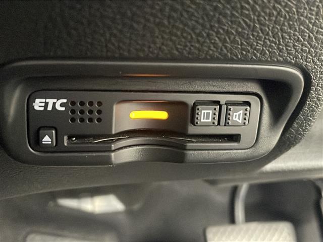 【ETC】有料道路を利用する際に料金所で停止することなく通過できる、ETC車載器（ノンストップ自動料金収受システム機器）が装備されています。セットアップを行うことで利用可能になります。