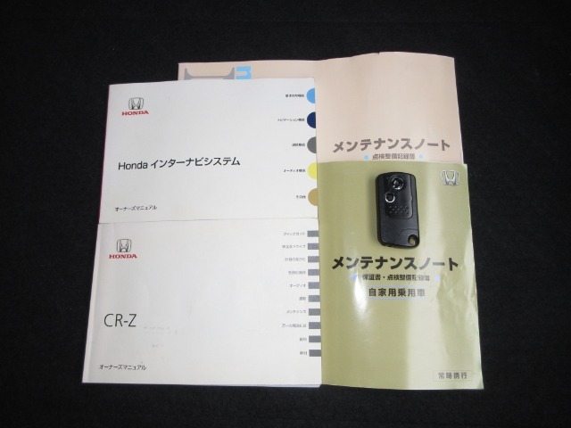 カギをバッグやポケットに入れたままでもドアロックの開閉やエンジン始動ができる『スマートキー』付き！暗くなってもキー穴を捜す必要が無くとっても便利ですから人気の装備です！