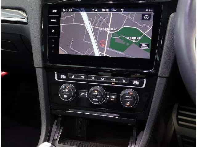 VW純正インフォティメントシステム「DiscoverPro」大変使いやすいタッチパネル型ナビゲーションでETC2.0とエンブレム内蔵バックカメラが付いています。