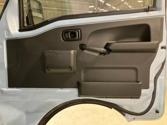 WECARSでは各商談席に大型モニターをご用意しております！見やすい大画面でゆったりと全国の在庫をご覧いただけます！是非ご来店お待ちしております！