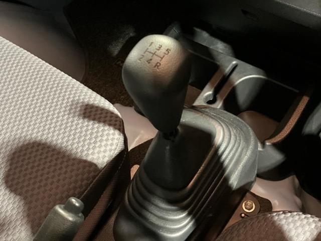 WECARSの展示場では実際に見て、触ってお車をお選びいただけます！知識の豊富な営業スタッフが様々なカーライフをご提案いたします！