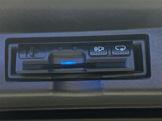 【ETC】有料道路を利用する際に料金所で停止することなく通過できる、ETC車載器（ノンストップ自動料金収受システム機器）が装備されています。セットアップを行うことで利用可能になります。