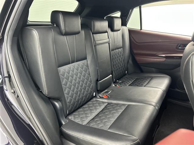 【後部座席】後席もゆったりドライブを楽しめます。ガリバーでご購入いただきましたら、内外装はプロこだわりのクリーニングで清潔なおクルマでご納車させていただきます！店舗での現車確認も承っています！