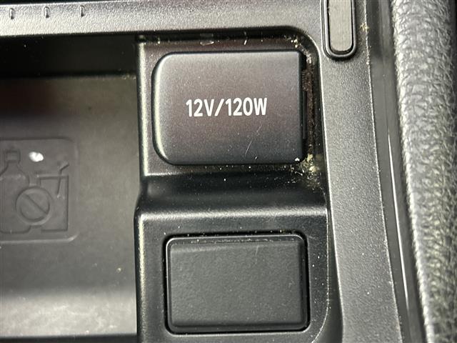 【快適温熱シート（シートヒーター）】寒い日はもちろん、夏の冷房中にも効果を発揮します。長時間座っていると負担のかかりやすい背中や腰、寒い日に冷えやすい脚部を暖めます！温度調節機能もあります。