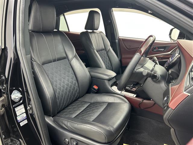 【運転席】座り心地が良いシートなので長時間の運転でも快適にお過ごしいただけます。新品のフロアマットのご注文も可能です。掲載箇所以外にご希望の写真がございましたらお気軽にお問い合わせ下さい。