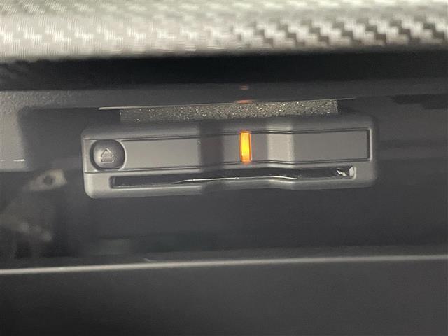 【ETC】有料道路を利用する際に料金所で停止することなく通過できる、ETC車載器（ノンストップ自動料金収受システム機器）が装備されています。セットアップを行うことで利用可能になります。