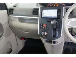 【まるまるクリーニング】内装工程では、中古車を気持ちよくお乗りいただけるよう清掃しております。シートの洗浄はもちろん、ニオイの元となるフロアカーペットまで洗浄・消臭を実施。