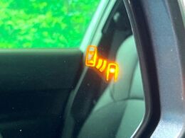 【ブラインドスポットモニター】走行中、ドアミラーの死角になりやすい箇所に後続車が接近するとサイドミラー付近に警告を表示、ドライバーに注意喚起をしてくれます。