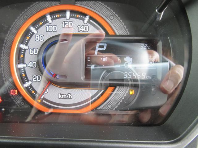 シンプルでスッキリしたメーターデザインはドライブを楽しくさせます。最近のお車は低燃費運転をしていただくと標記がかわる工夫も施されています。あなた好みのアクセントをつけてみるのも良いかもしれませんよ！