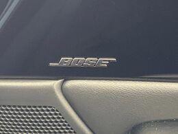 【BOSEサウンドシステム】メーカーオプションの高品位サウンドシステムを搭載。専用のチューニングが施された大小様々なスピーカーから良質なサウンドが奏でられ、臨場感あふれる音響空間を演出します。