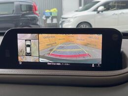 【パノラミックビューモニター】専用のカメラにより、上から見下ろしたような視点で360度クルマの周囲を確認することができます☆死角部分も確認しやすく、狭い場所での切り返しや駐車もスムーズに行えます。
