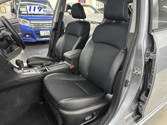 国産、輸入車を問わず提携工場にて熟練の整備士さんがしっかりご納車の整備をいたします。もちろん、ご納車後の修理や車検も承ります。お気軽にご相談下さい。