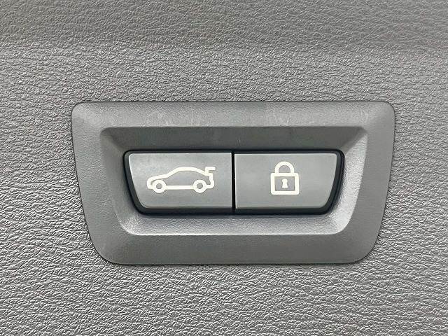 高級車にはお馴染みの【電動リアゲート】搭載。