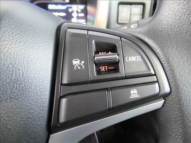 【レーダークルーズ】高速道路での追従機能。前の車との車間距離を一定に保ち、走ってくれます。これがあると長い距離を高速道路で走る際に非常に便利です。快適なロングドライブに繋がります。