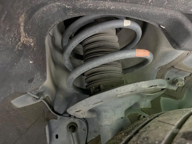 お車を安心してお乗りいただく為には、足回りの定期点検が欠かせません。サービスサポート（有償保証）では無料点検もご提供しており、安心のカーライフをお過ごしいただけるサポート体制が整っています。