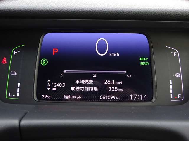 【メーターパネル】素早く車の情報が読み取れる、視認性に優れたシンプルなデザインのメーターパネルです。