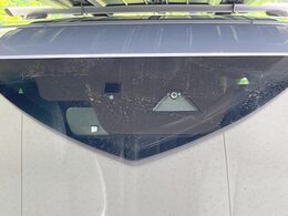 【スマートシティブレーキサポート】低速走行中に前方の車両等を認識し、衝突しそうな時は警報とブレーキで衝突回避と被害軽減をアシスト。より安全にドライブをお楽しみいただけます。