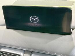 【10.25インチマツダコネクト】車内の雰囲気にマッチした大型ディスプレイ。スマホ接続でのナビ使用やBluetooth再生等、様々な機能が楽しめます。直感的なダイヤル操作が可能で、使い勝手も良好です。