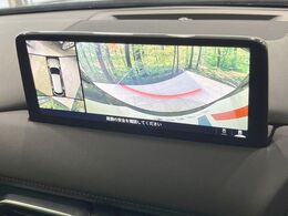 【マルチテレインモニター】車のフロントやサイドのカメラ画像を同時にモニター表示することで、悪路や狭い道を走行時でも周囲の状況確認ができ安心！本格SUVにうれしい装備です♪