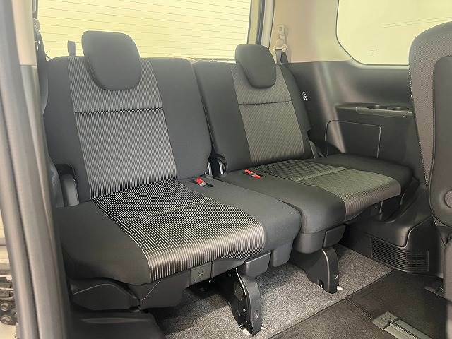 サードシートも大人二人が乗っても十分なスペースが確保されています。