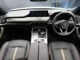 本革シートやBOSEサウンドを始め、豪華な仕様の室内です。ご覧の通りにキレイな状態ですので、ぜひお座りになってお確かめください。ご来店お待ちしております。