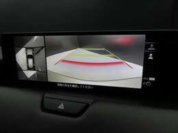 上空から俯瞰した映像で周囲の状況を確認出来る360°ビューモニターです。大柄な車体のCX-60ですが、これなら狭い駐車場でも安心ですね。また、隠れたお子様やいつの間にか置かれたカートも確認出来ますね。