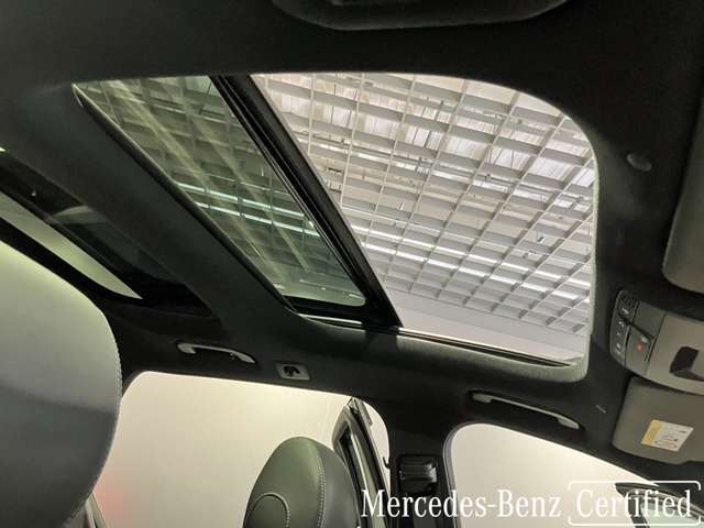 パノラミックルーフで明るい車内と開放感あるドライブをお楽しみいただけます。