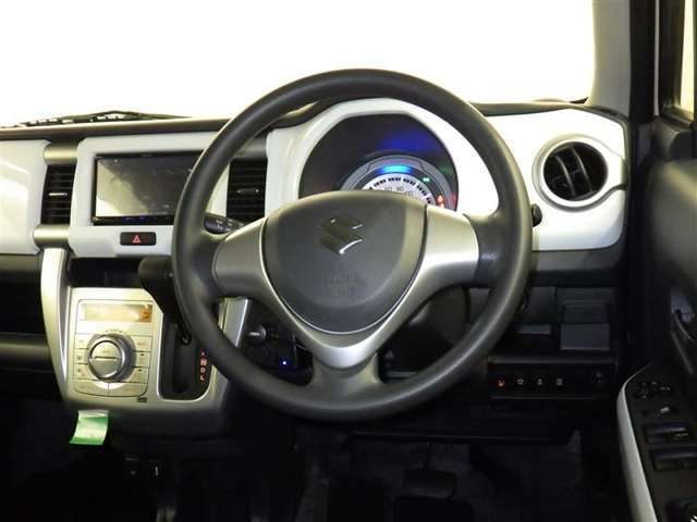 運転の際、常に目にする部分だけにシックで飽きのこないデザインが良いですね。