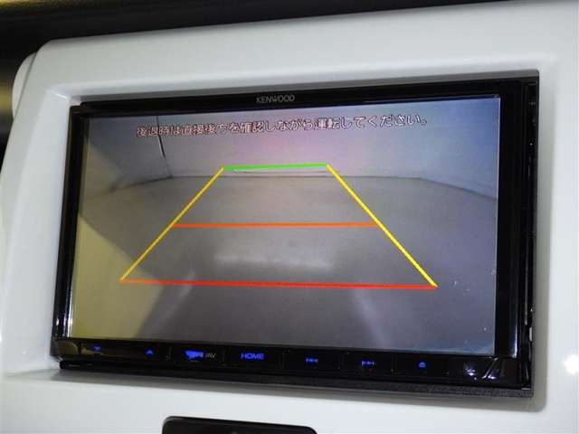バックモニターも装備しております。バックギアに入れるとナビ画面に車の後方が映し出されます。これで後方確認も安心！