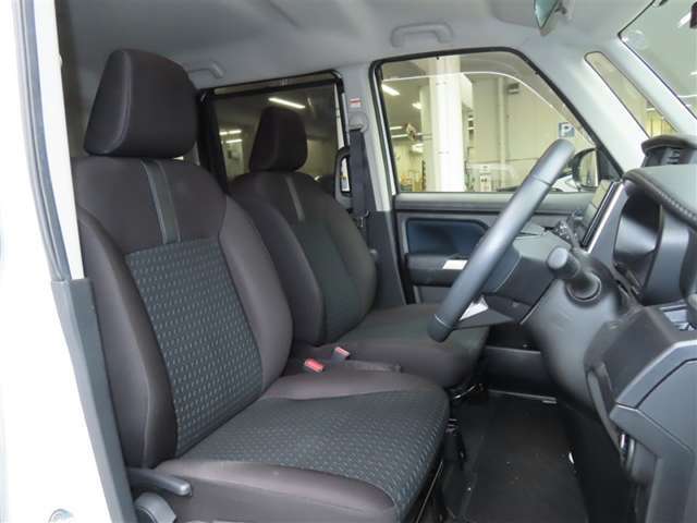 シンプルながらホールドの良いシートです。　しっかりホールドしてくれるシートの方が長く座っていても疲れにくいです！