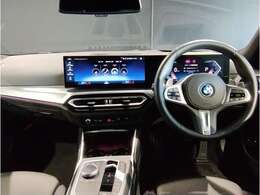 【ドライバーコックピット】人間工学に基づきドライバー中心にすべての操作パネルを設計。ドライバーが直感的に操作できる様にドライバー側にわずかに傾斜。常に運転に最適な姿勢/視線を保つ事が出来ます！