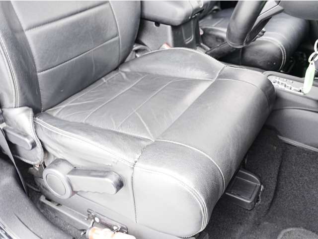 限定車専用の黒本革シートにはJEEPロゴデザインも施されております！