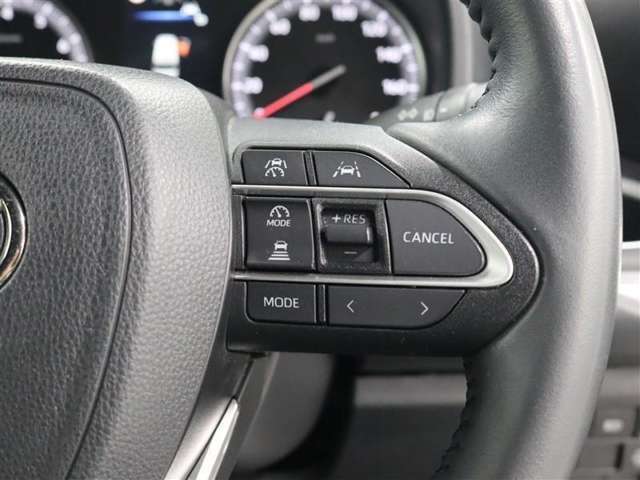 レーダークルーズコントロール作動時に車線維持に必要な運転操作の支援を行う「レーントレーシングアシスト(LTA)」を搭載しています。