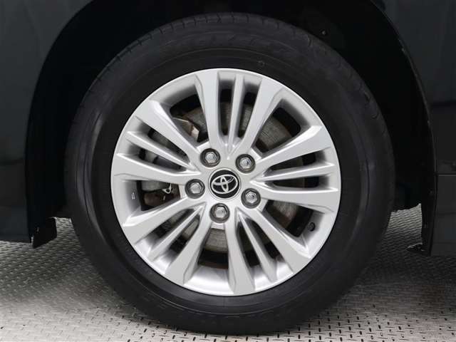 純正アルミホイールは精度が高く、走行の安定性が優れています。タイヤサイズ205/60R16