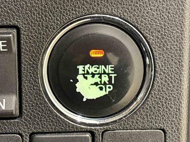 エンジン始動はプッシュスタートで楽々♪電子カードキーを携帯していれば、ブレーキを踏みながらボタンを押すだけで、エンジンの始動がスマートに行えます♪