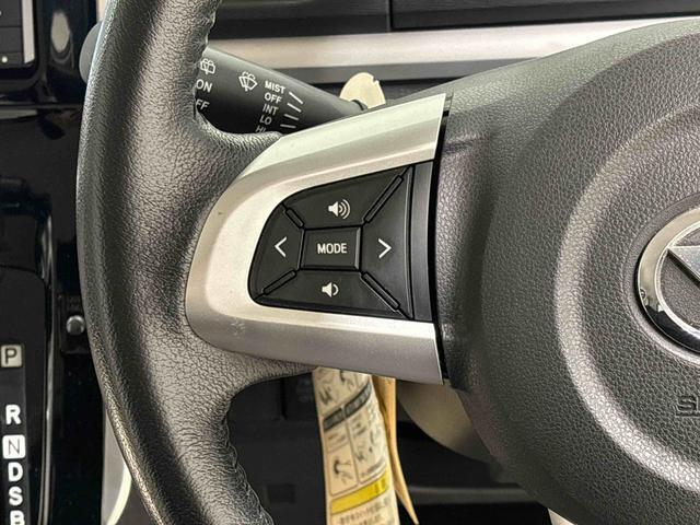 ナビゲーションやオーディオなどの操作がハンドルの手元でできるステアリングスイッチが付いてます