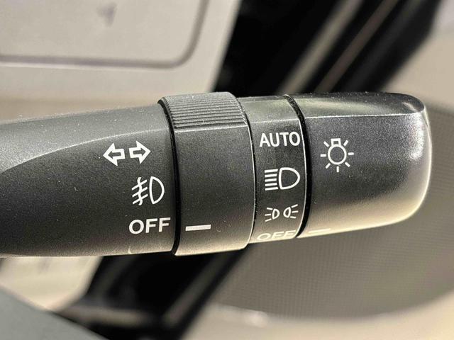 オートライト機能　周囲の明るさに応じて、ヘッドランプを自動的に点灯・消灯ができます。