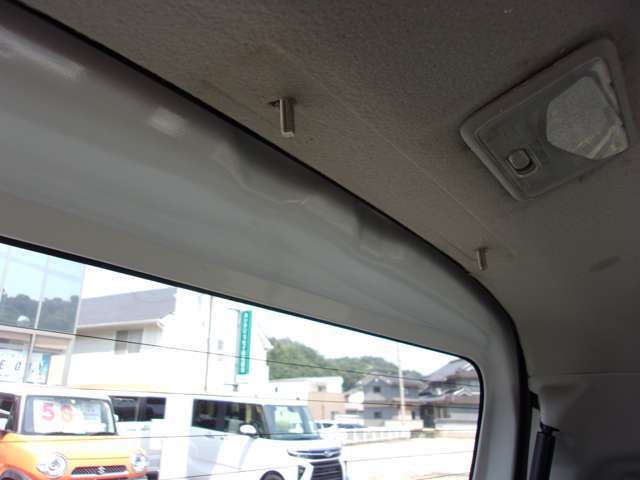 天井に部品取り付けのボルトが残っています