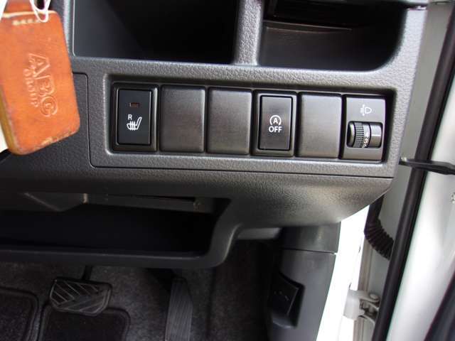 運転席にシートヒーターが装備されています。冬場に便利快適な機能です