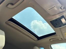 大人気メーカーオプションムーンルーフ装備☆高級車やSUV車など幅広く好まれるメーカーオプション装備の一つ☆車内に自然光の明るさを取り入れることができ、とても暖かく春先などには重宝します☆