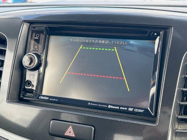 【バックカメラ】駐車時に後方がリアルタイム映像で確認できます。大型商業施設や立体駐車場での駐車時や、夜間のバック時に大活躍！運転スキルに関わらず、今や必須となった装備のひとつです！